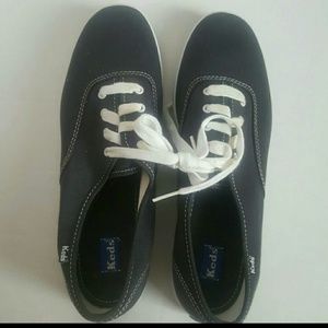 Keds  blue canvas size 8 1/2 never worn